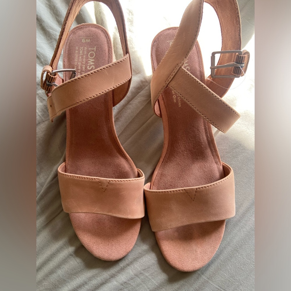TOMS Women's leather wedge sandal size 9
